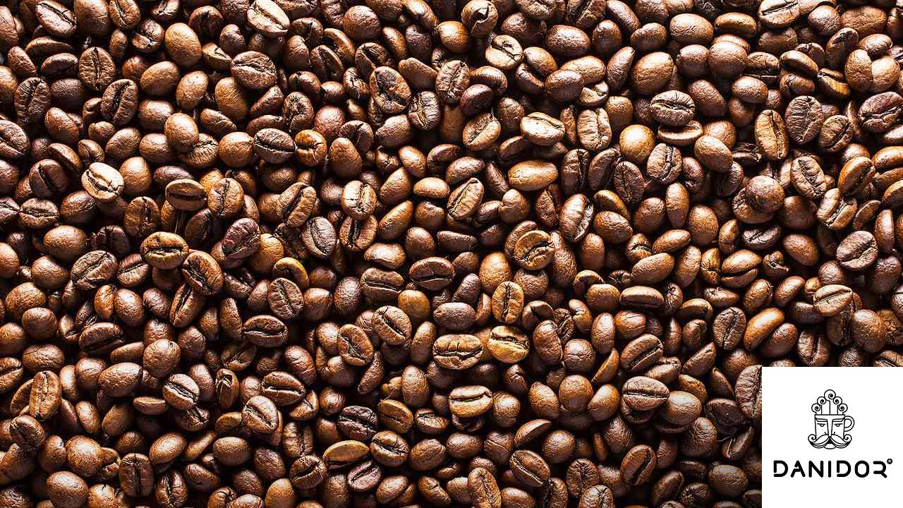 آیا خوردن قهوه پوست را تیره می‌کند؟