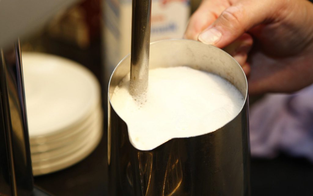 steaming milk in jug 1024x640 1